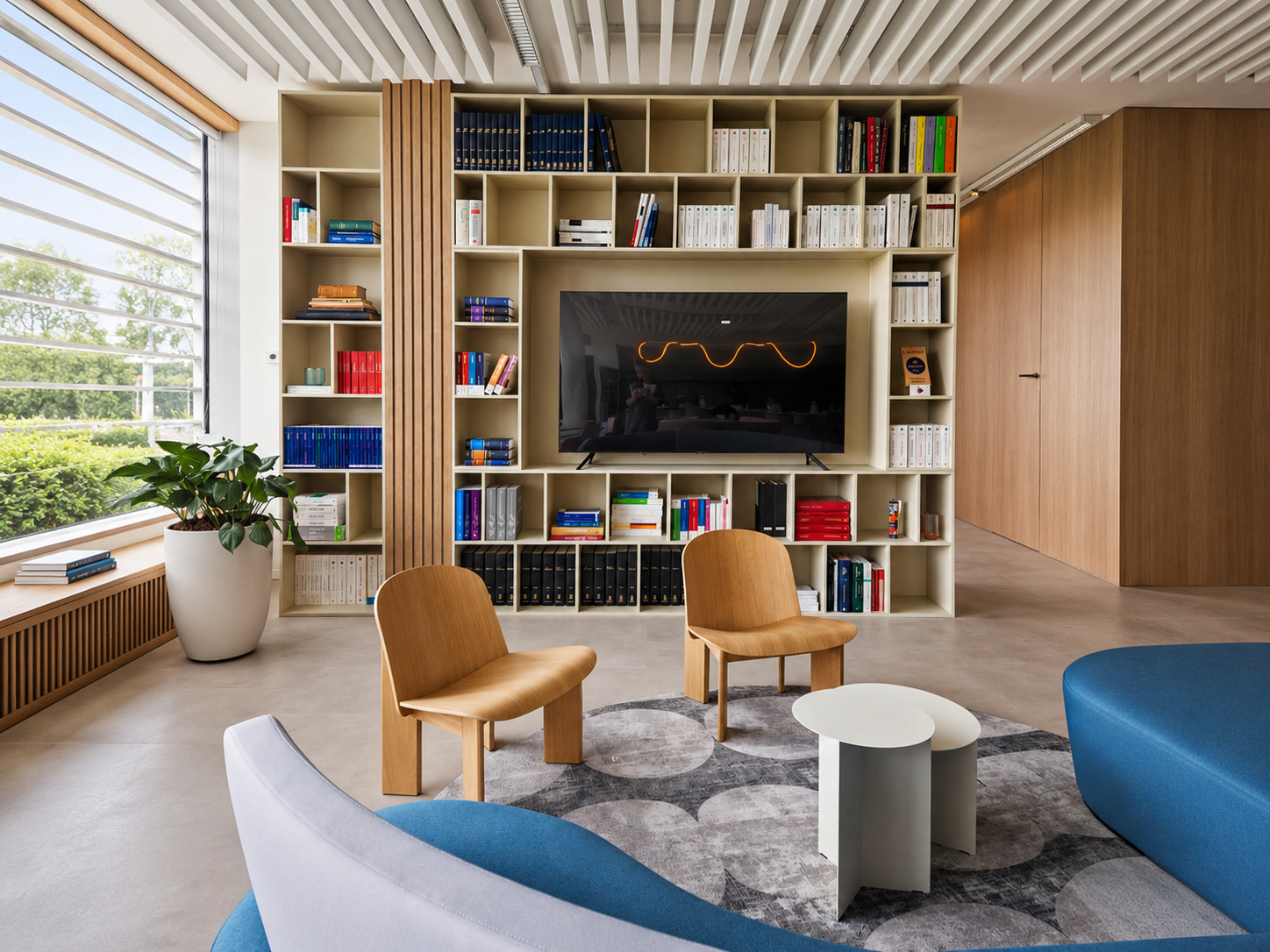 Bibliothèque en bois sur mesure toute hauteur, claustra à tasseaux, salon contemporain