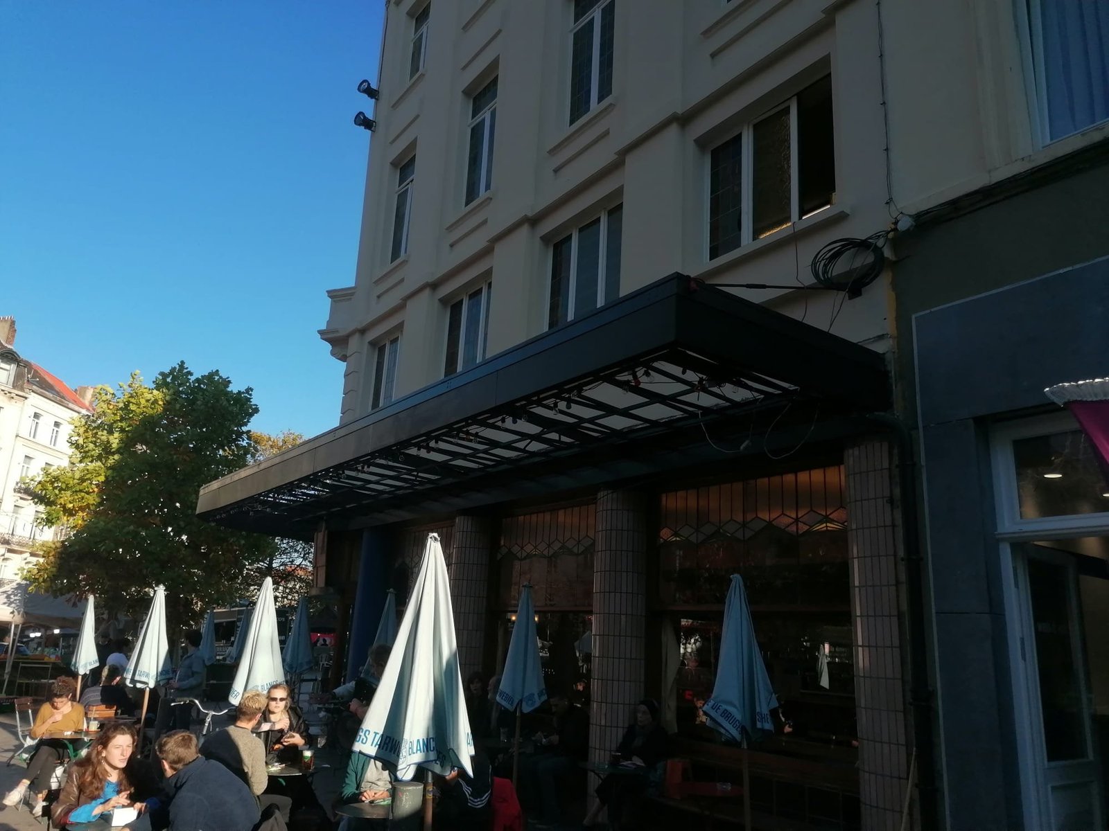 Auvent et structure d'éclairage en acier noir, terrasse de brasserie